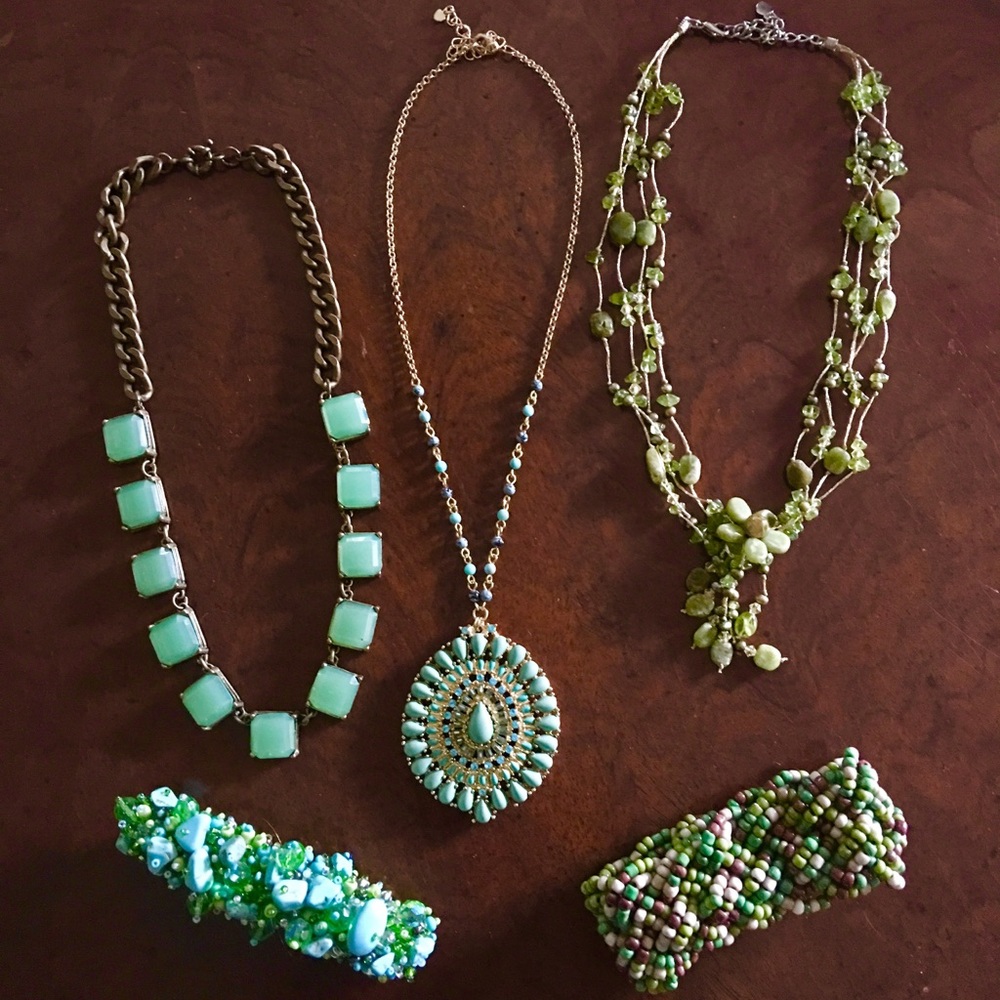 Green necklace and bracelet lot